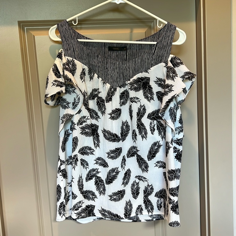 Black and white feather pattern blouse, cold shoulder, women’s sz S